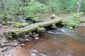 Balade dans le Morvan : Les petits ponts de granit sur la rivière Romanée et pierres de Saint-Martin
